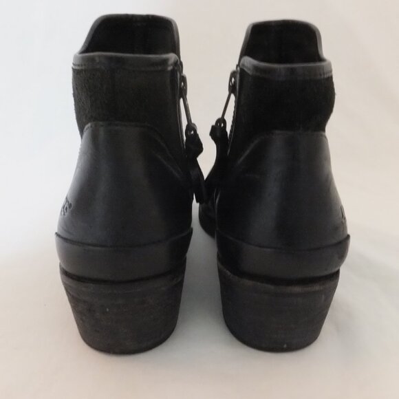 UGG Ankle Boots Womens 7 Black Chelsea Leather Sherpa Footbed 1.75 inch heel - Picture 6 of 9